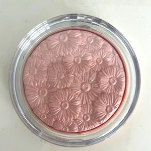 CLINIQUE: Flower Highlighter in color: LUNAR Pop